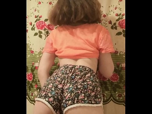 ❤️ Dhallaan yar oo sexy ah oo iska siibaysa surwaalka gaaban ee kamarada ️ Galmo ☑